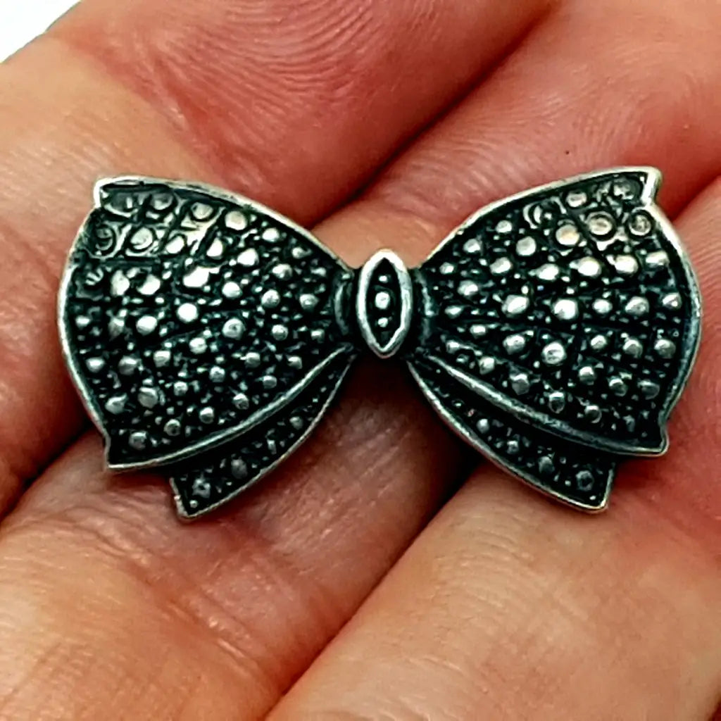 Broche de plata vintage con forma lazo en grabada. Circa 1960. Joyería
