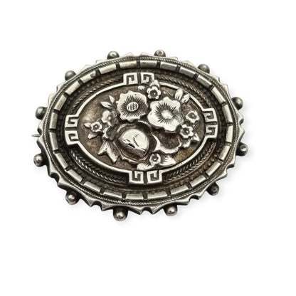 Broche relicario victoriano en plata de ley con flores relieve. Circa 1910.