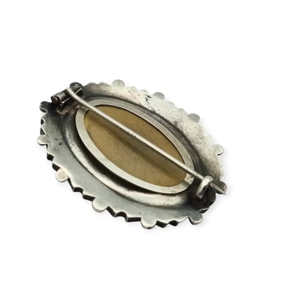 Broche relicario victoriano en plata de ley con flores relieve. Circa 1910.