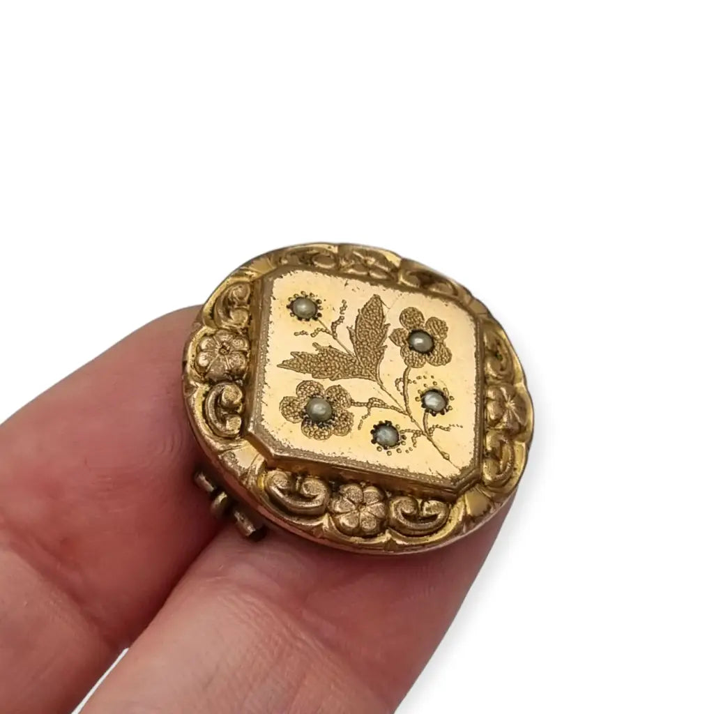 Broche victoriano antiguo doradocon grabado floral y perlas de semilla circa