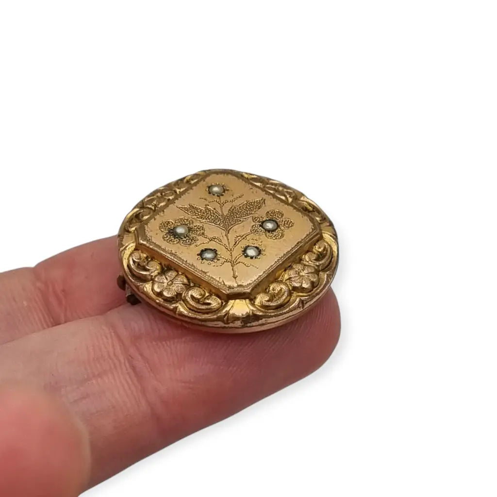 Broche victoriano antiguo doradocon grabado floral y perlas de semilla circa