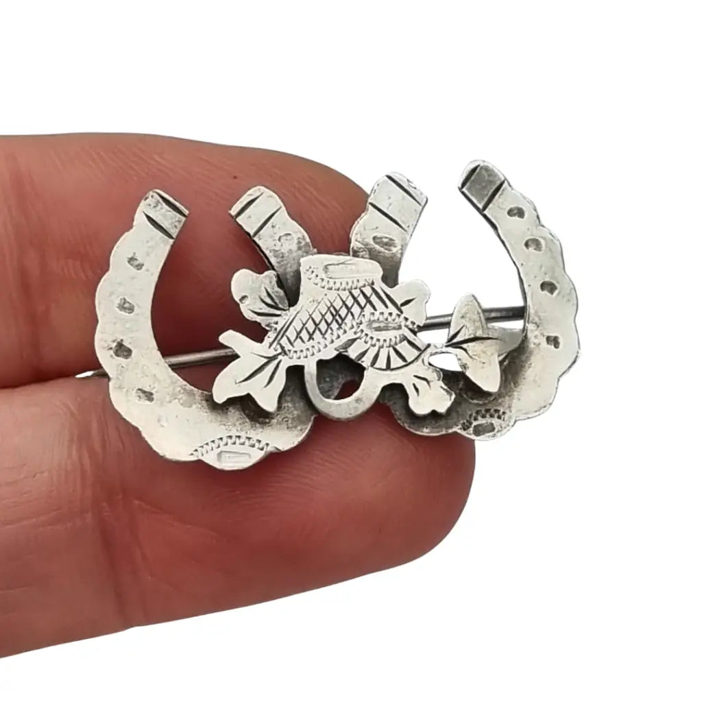 Broche victoriano antiguo de plata con herraduras y cesta floral Birmingham