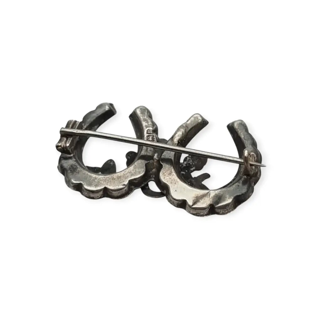 Broche victoriano antiguo de plata con herraduras y cesta floral Birmingham