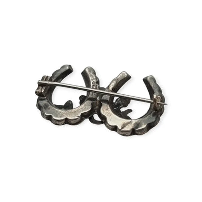 Broche victoriano antiguo de plata con herraduras y cesta floral Birmingham