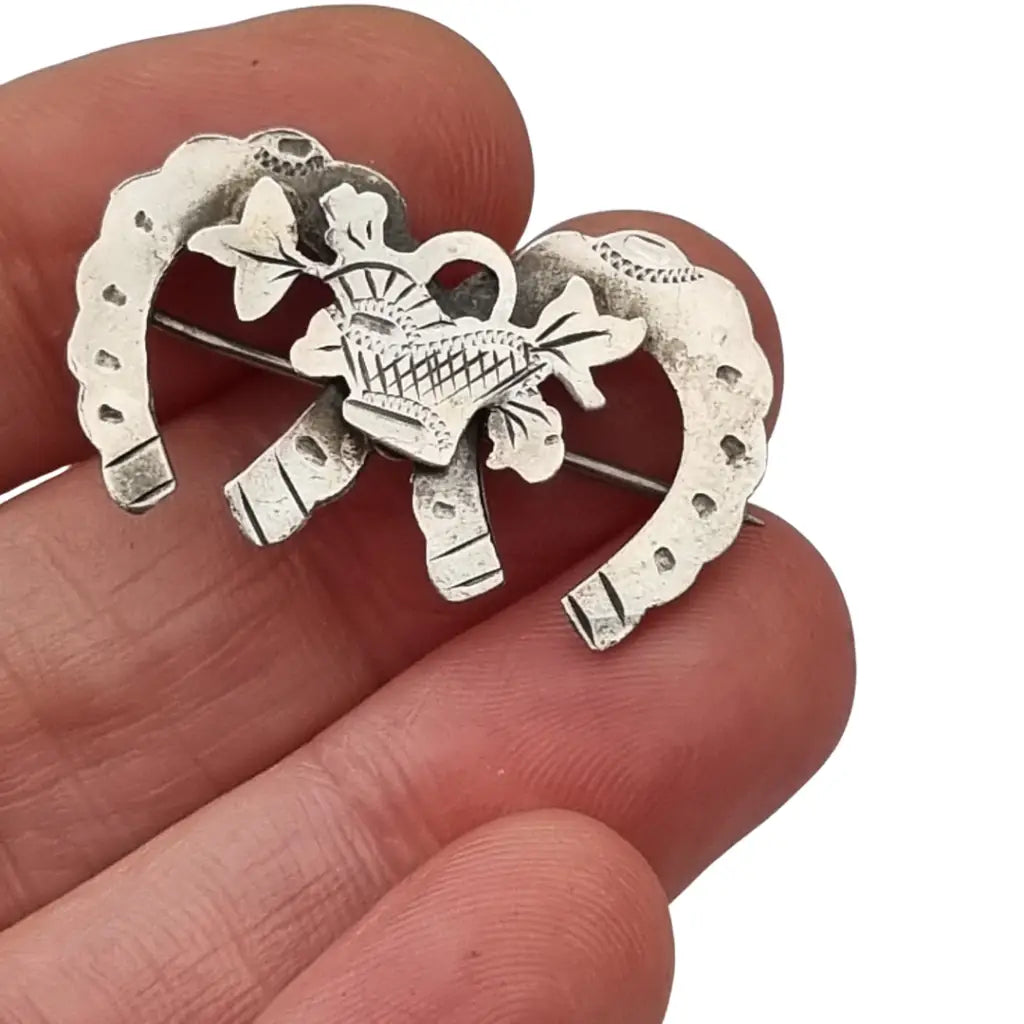 Broche victoriano antiguo de plata con herraduras y cesta floral Birmingham