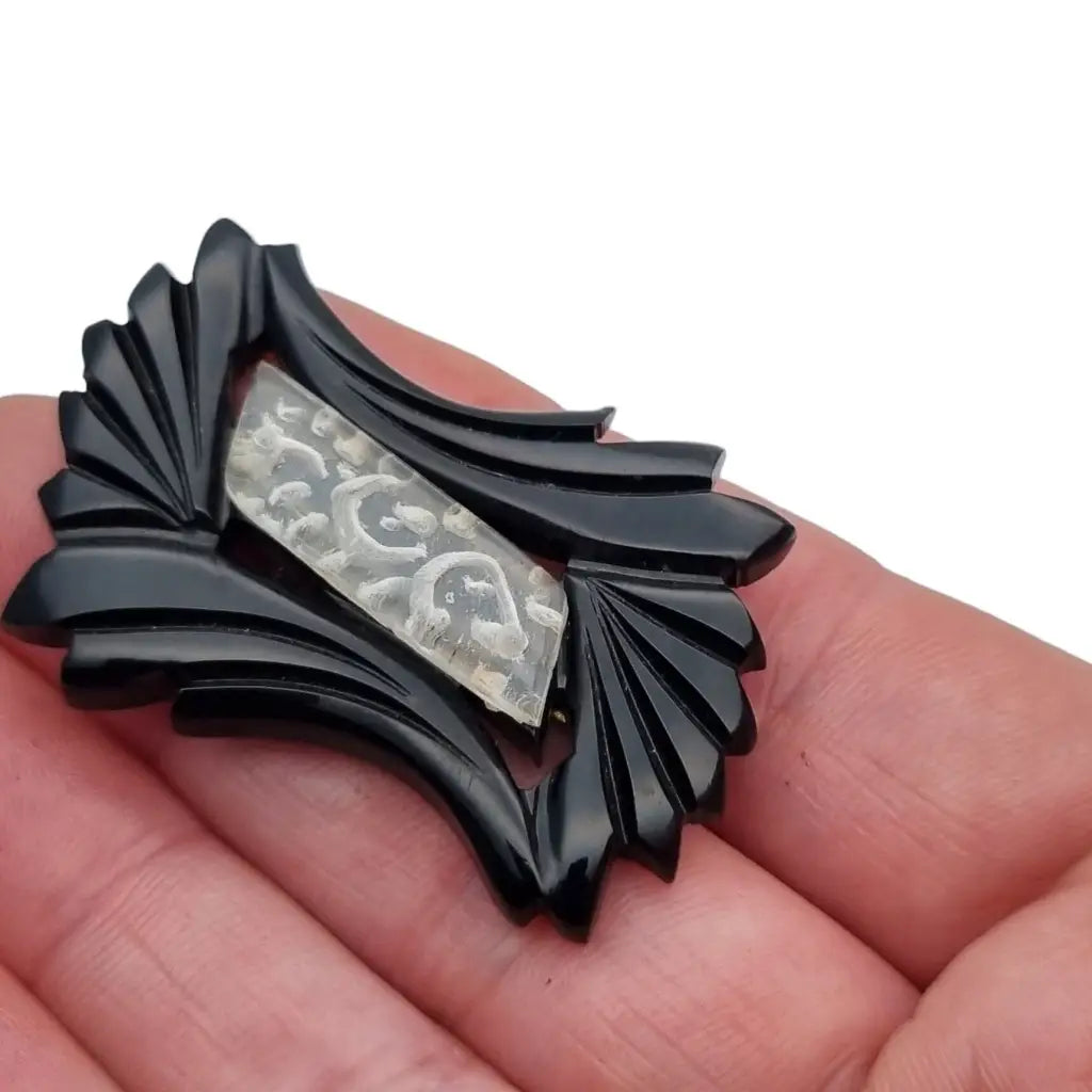 Broche vintage de baquelita en blanco y negro tallas geométricas para la solapa