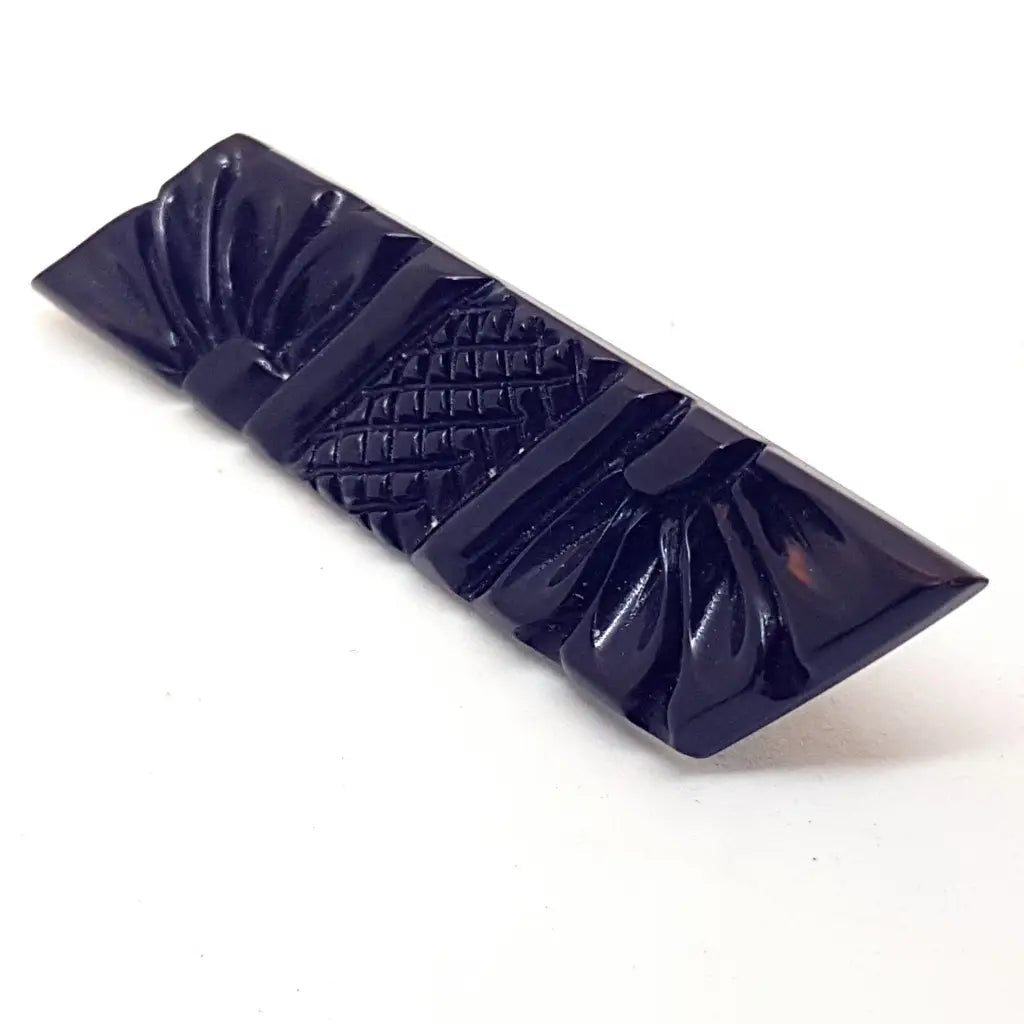 Broche vintage de baquelita negra tallas geométricas para la solapa