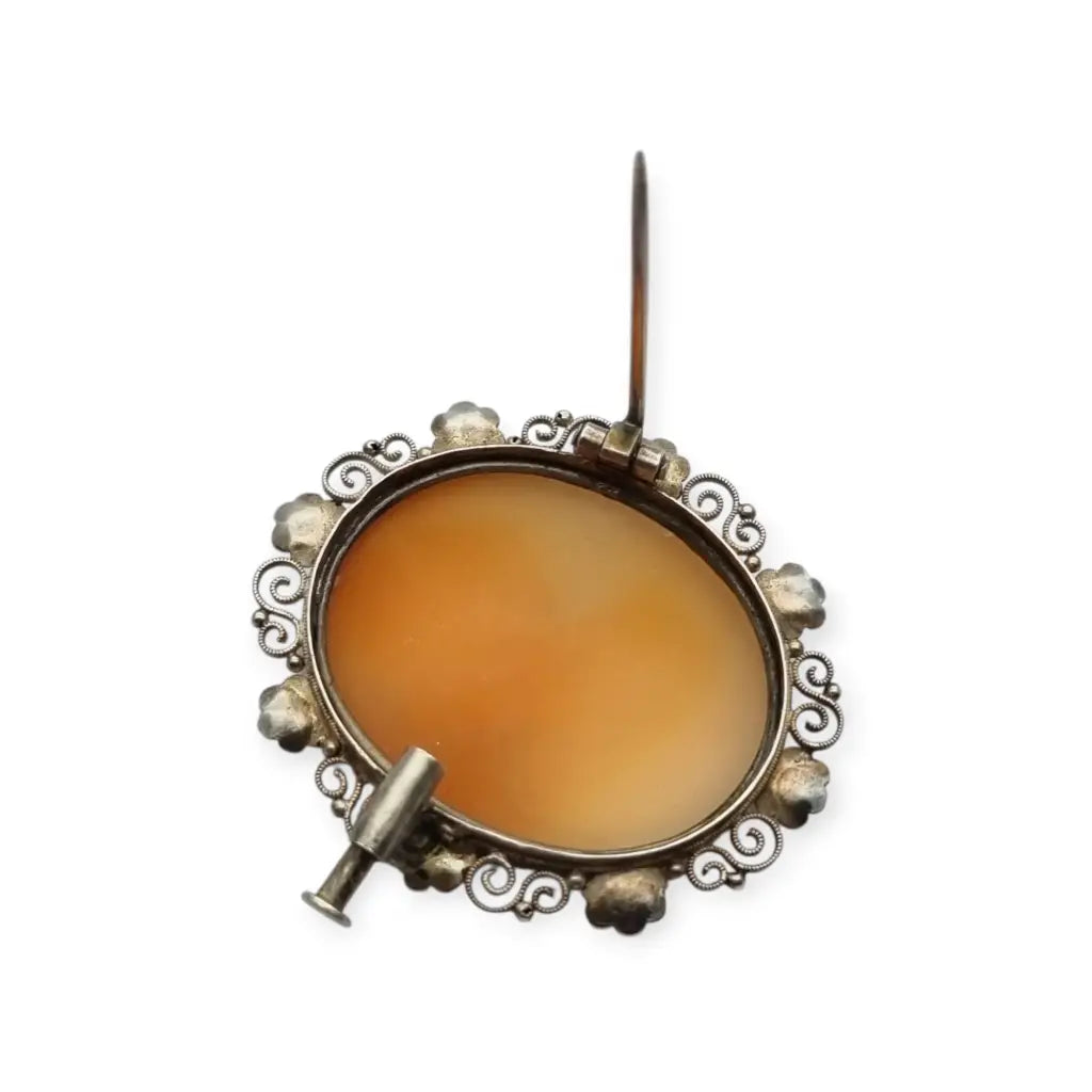 Broche vintage con camafeo ovalado y marco de filigrana floral en plata