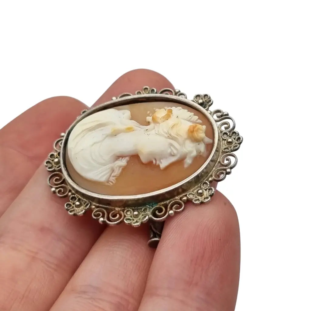 Broche vintage con camafeo ovalado y marco de filigrana floral en plata