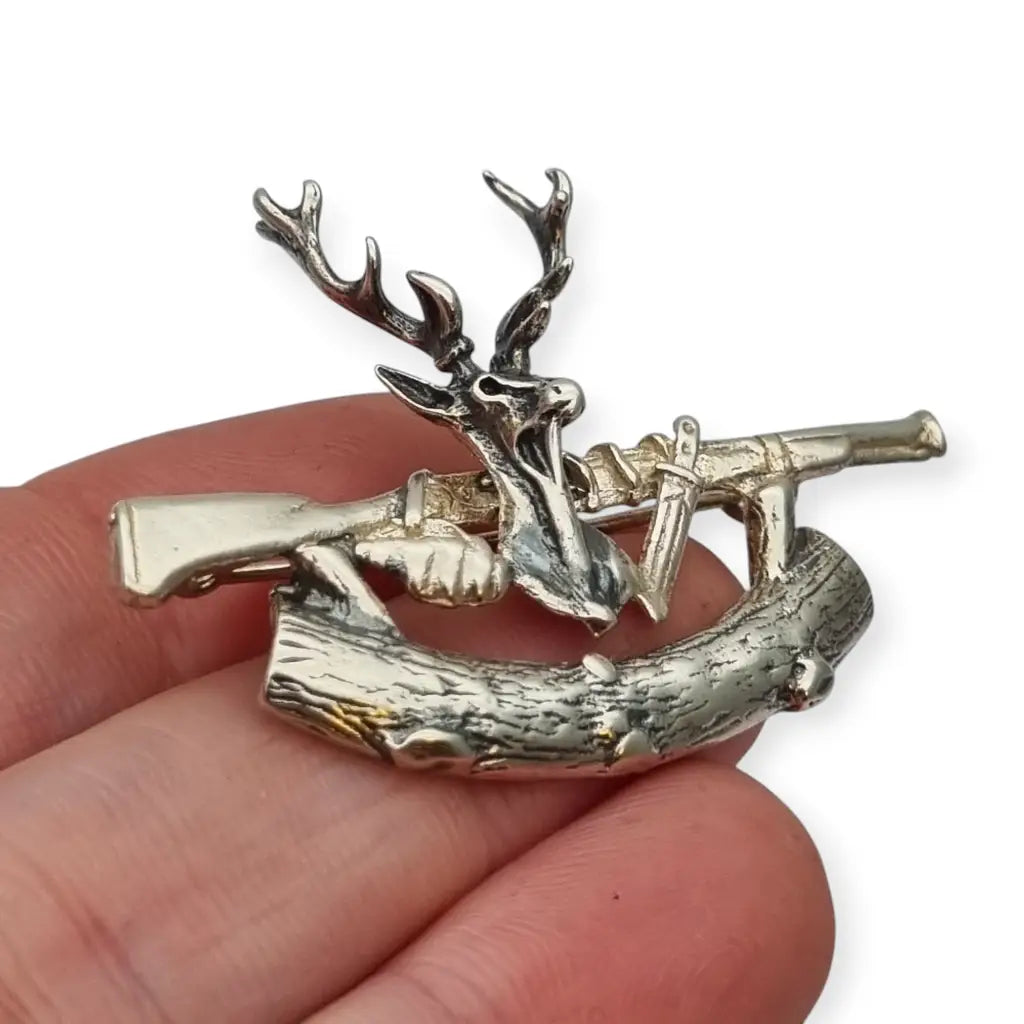 Broche vintage de plata ciervo cazador rifle y tronco estilo figurativo