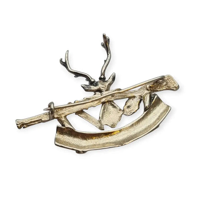 Broche vintage de plata ciervo cazador rifle y tronco estilo figurativo