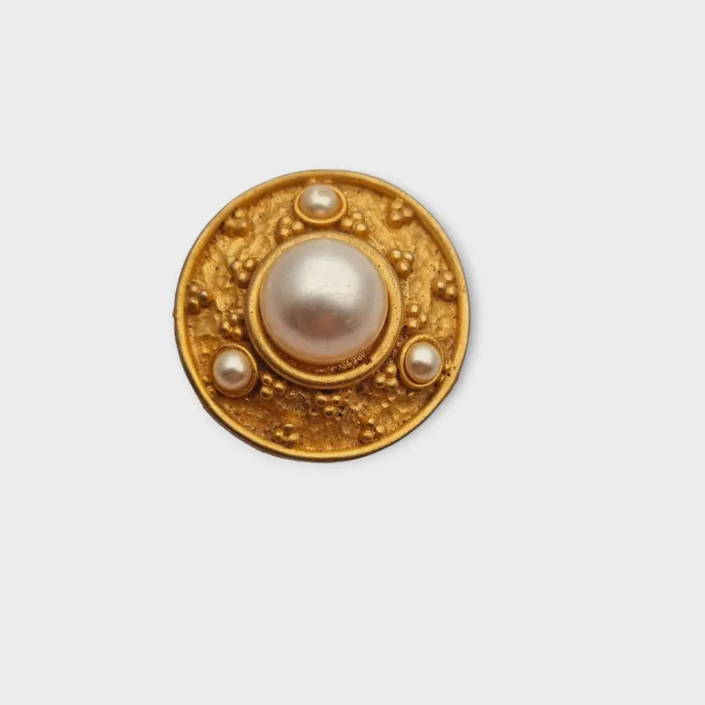 Broche vintage redondo con perla en tono dorado mate de los años 80