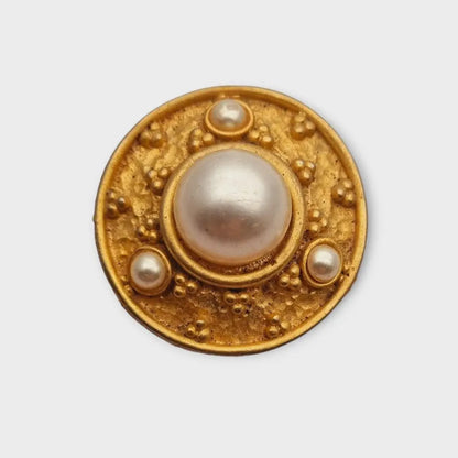 Broche vintage redondo con perla en tono dorado mate de los años 80