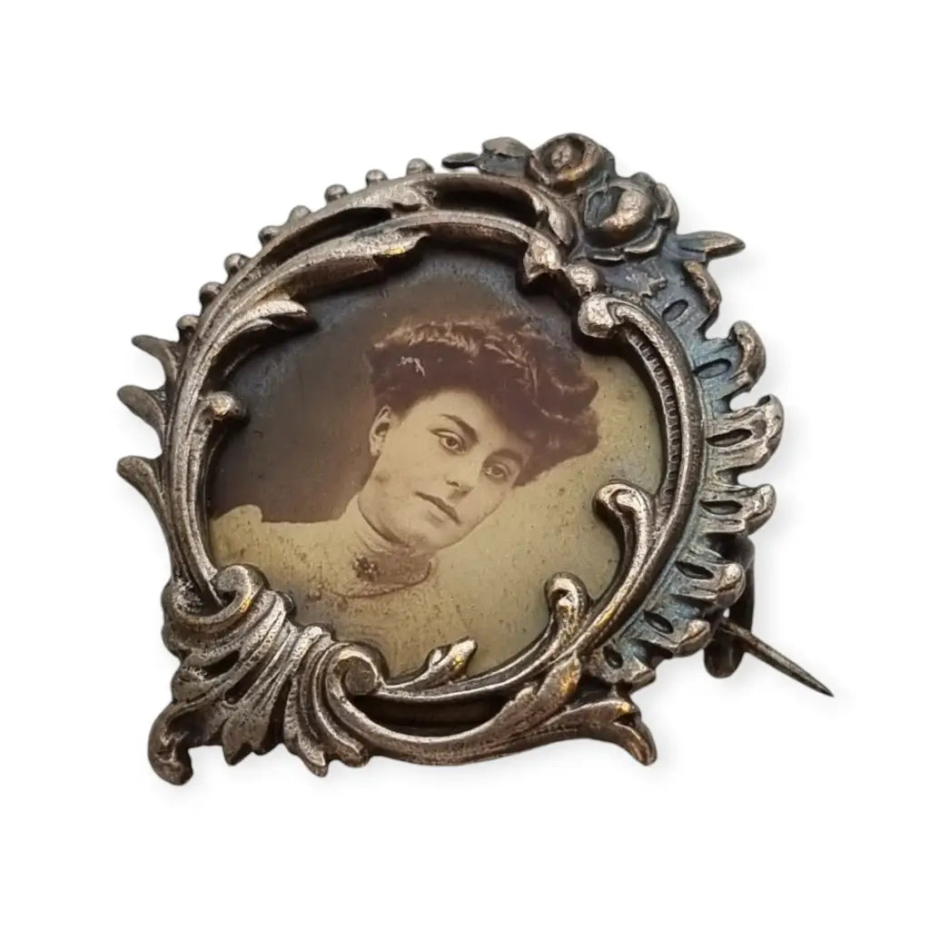 Broche antiguo Art Nouveau con retrato femenino marco de floral France 1900.