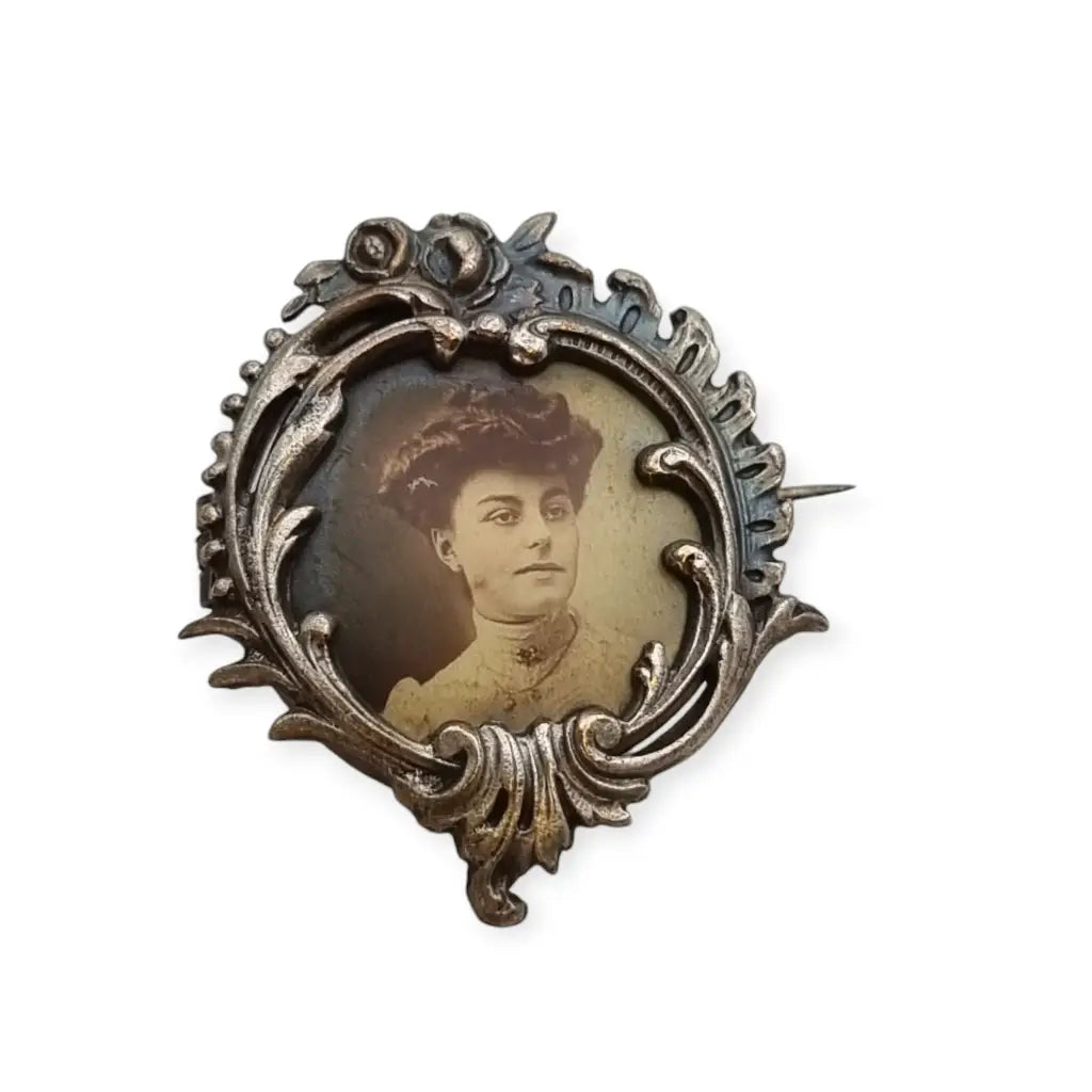 Broche antiguo Art Nouveau con retrato femenino marco de floral France 1900.