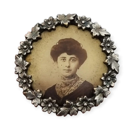 Broche Art Nouveau con retrato femenino marco floral detallado 1900-1910.