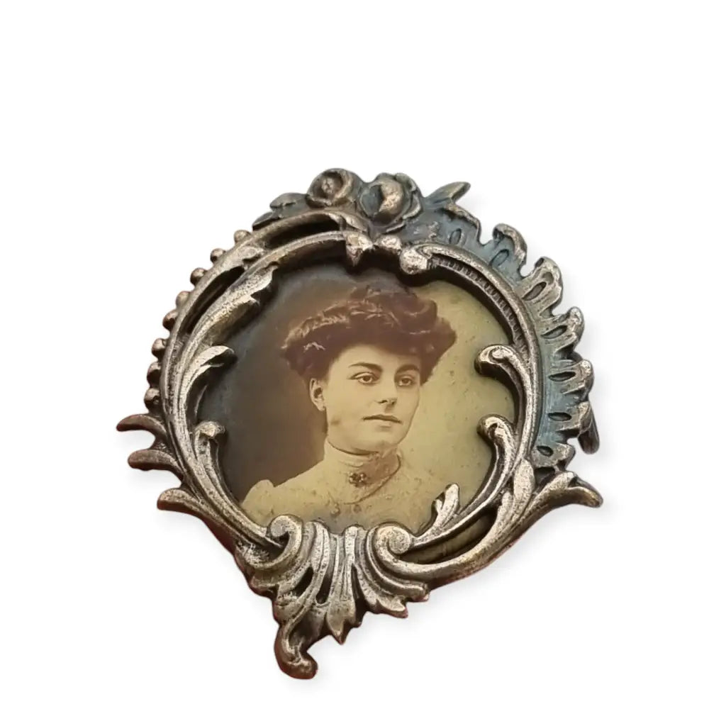 Broche antiguo Art Nouveau con retrato femenino marco de floral France 1900.