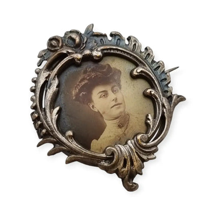 Broche antiguo Art Nouveau con retrato femenino marco de floral France 1900.