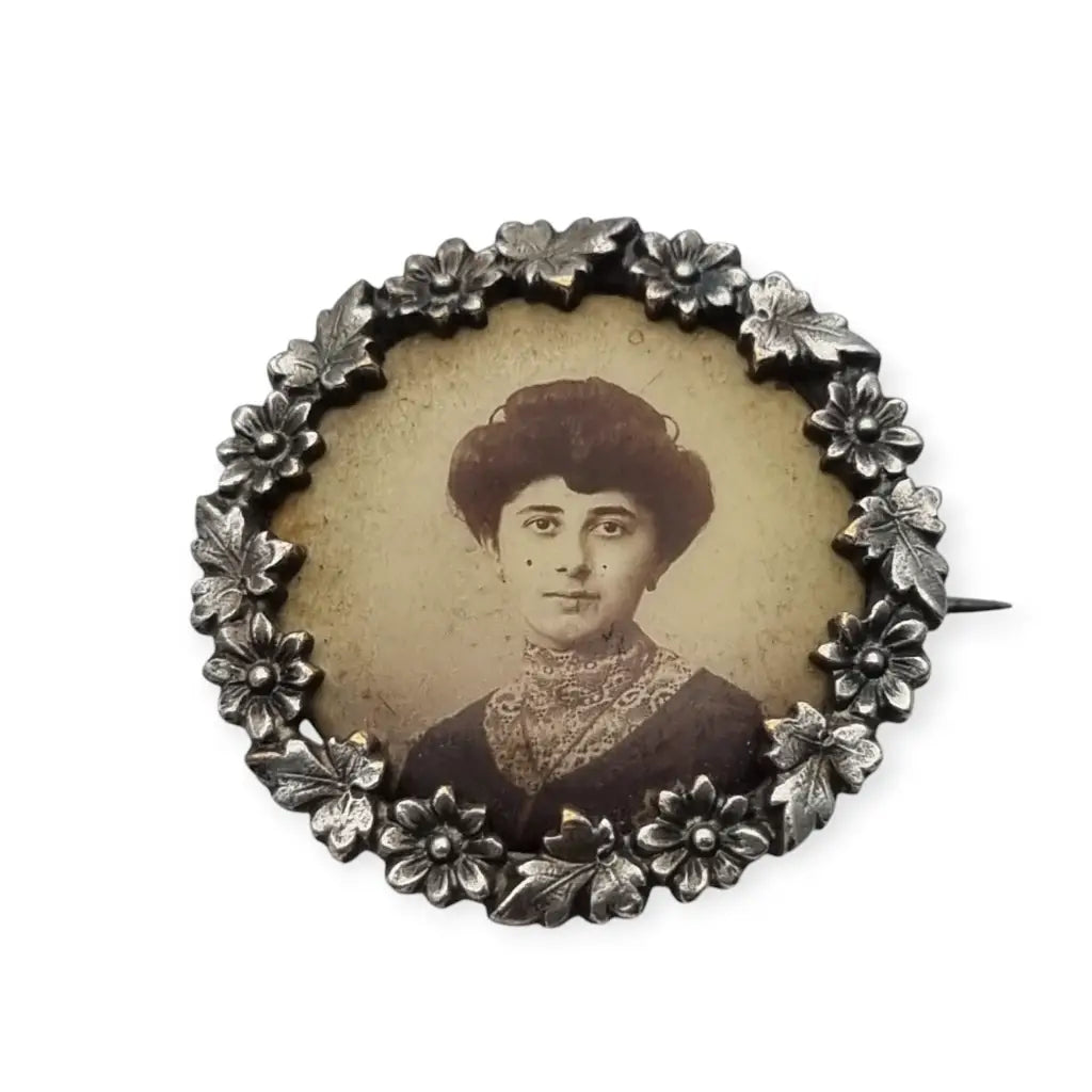 Broche Art Nouveau con retrato femenino marco floral detallado 1900-1910.