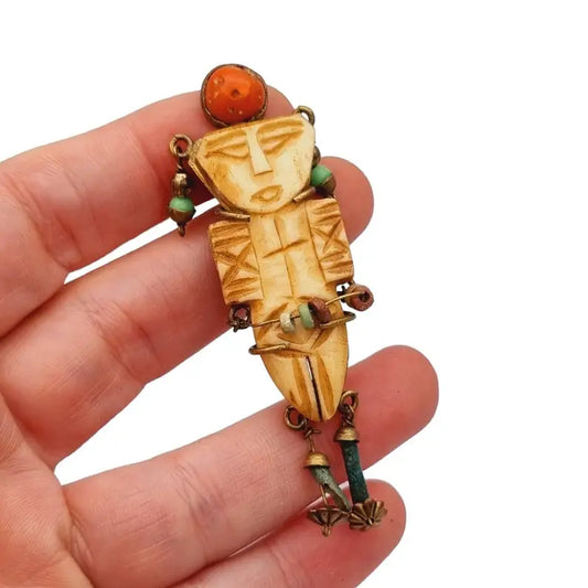 Broche tribal de hueso tallado con coral joya figurativa azteca vintage.