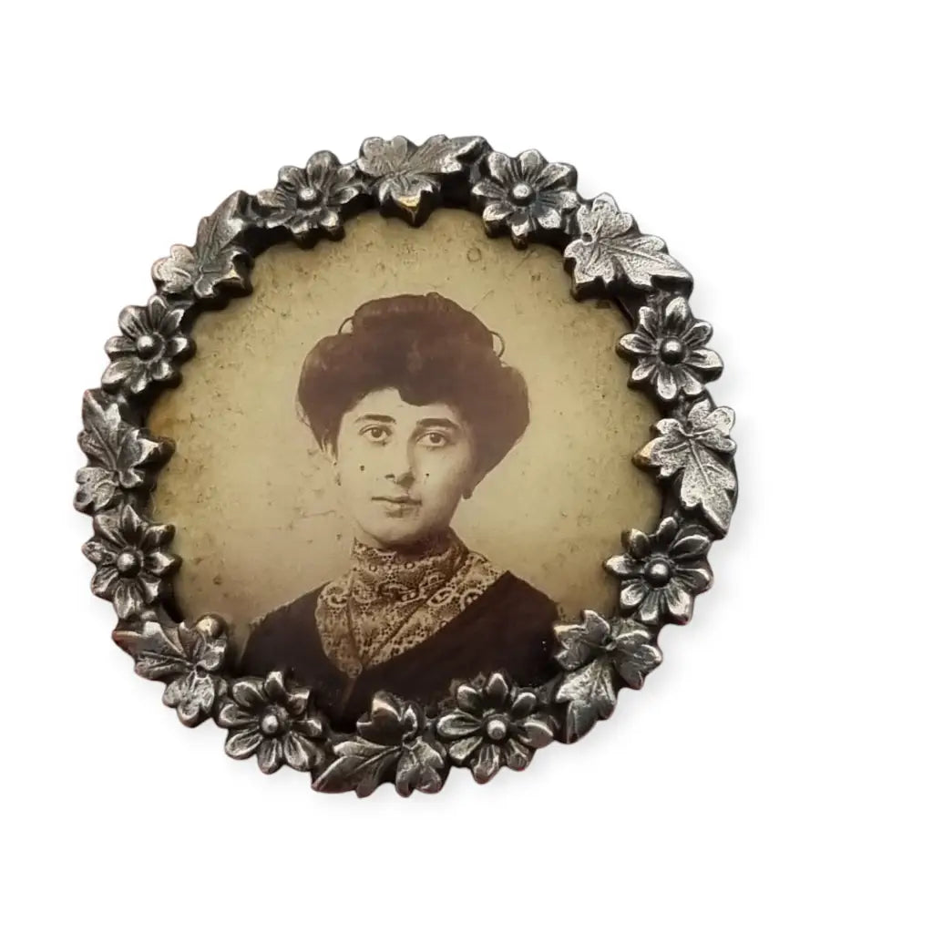 Broche Art Nouveau con retrato femenino marco floral detallado 1900-1910.