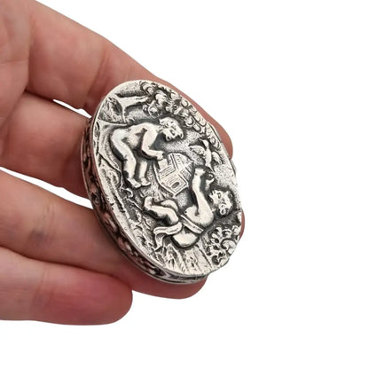 Caja alemana en plata 800 con querubines y escena repujada circa siglo XX.