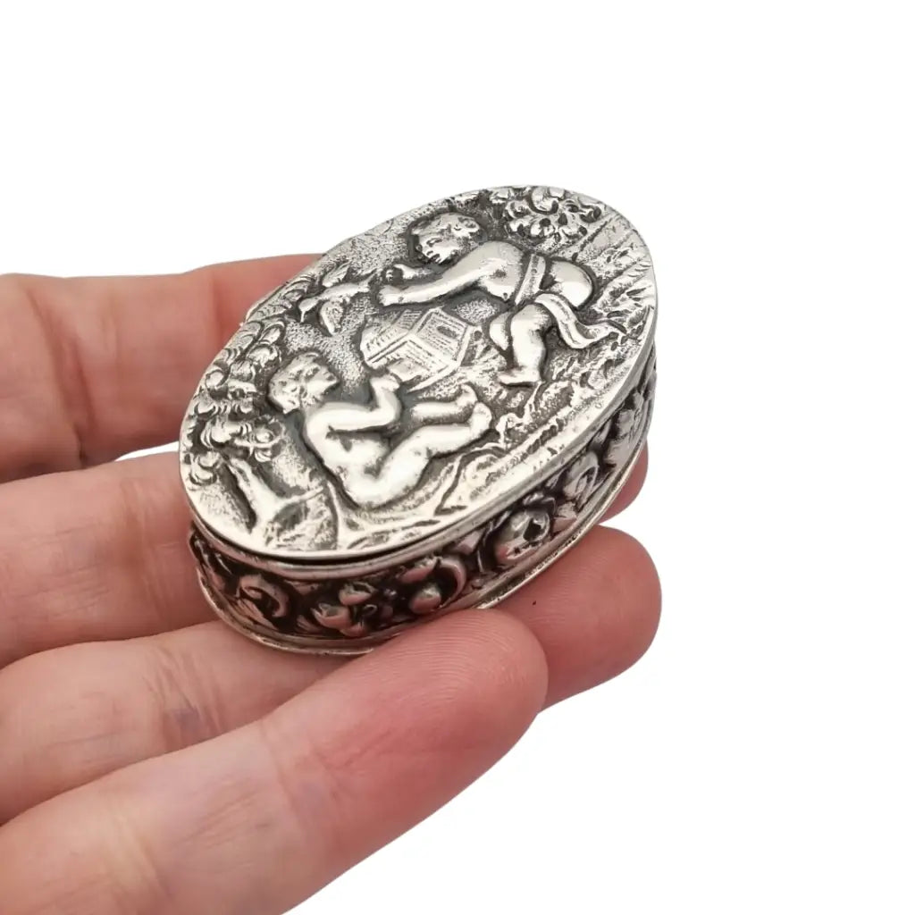 Caja alemana en plata 800 con querubines y escena repujada circa siglo XX.