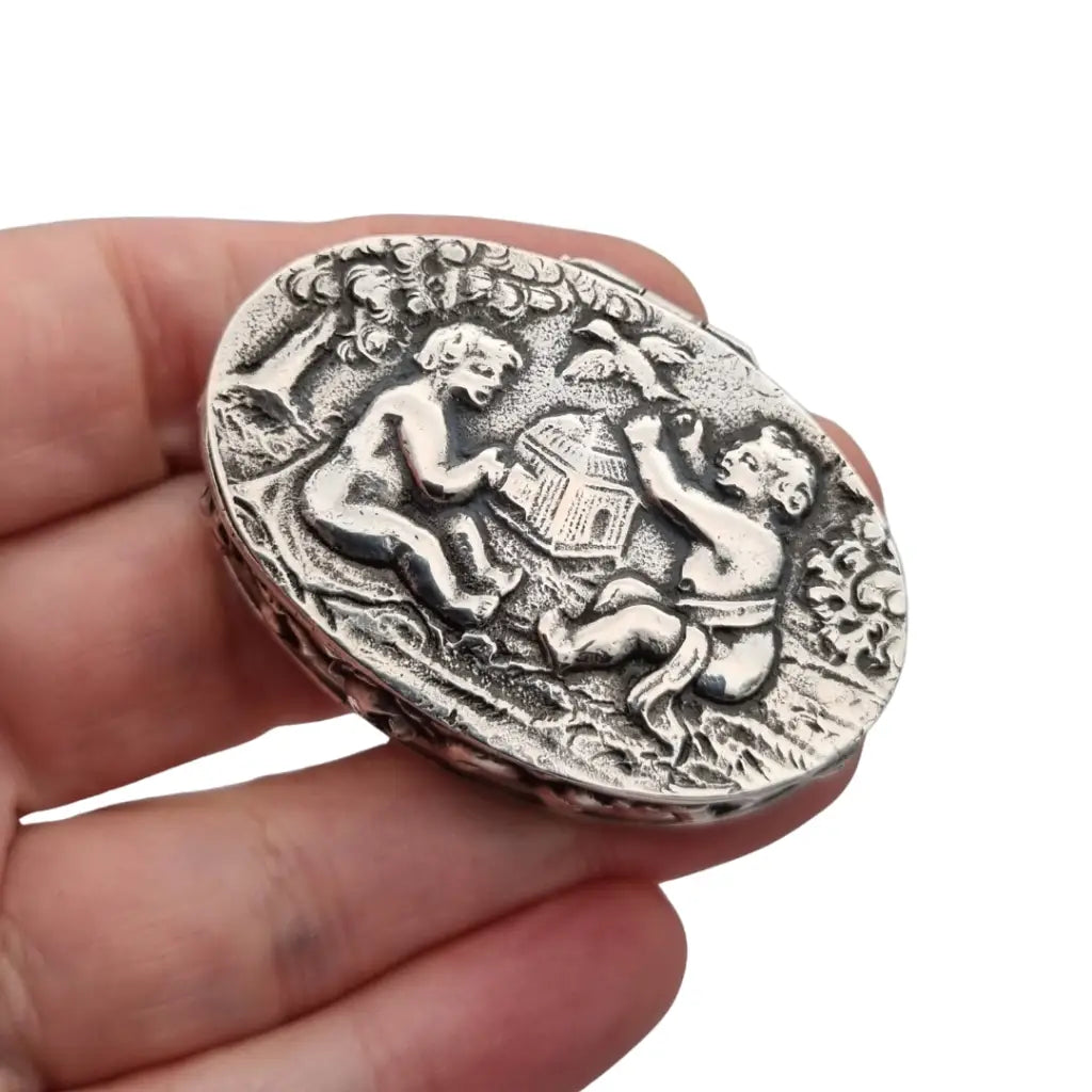 Caja alemana en plata 800 con querubines y escena repujada circa siglo XX.