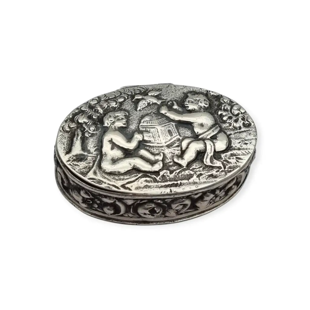 Caja alemana en plata 800 con querubines y escena repujada circa siglo XX.