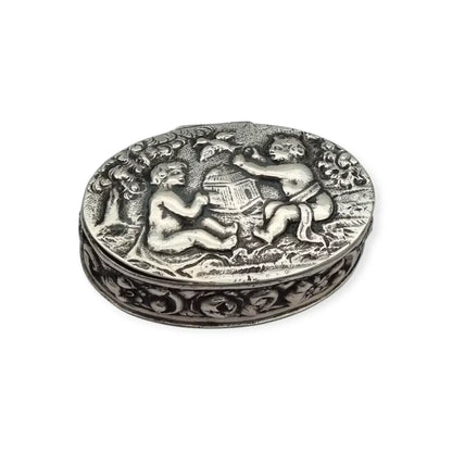 Caja alemana en plata 800 con querubines y escena repujada circa siglo XX.