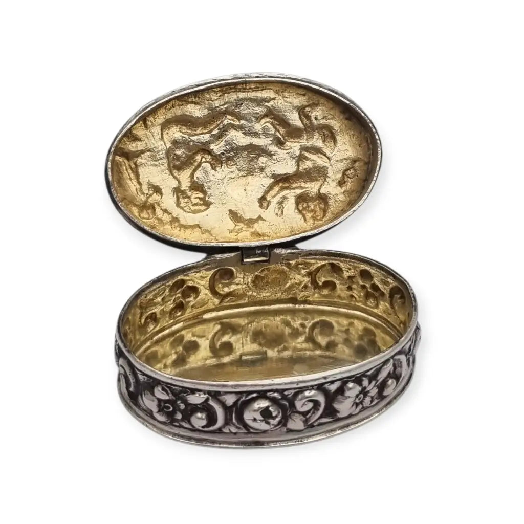 Caja alemana en plata 800 con querubines y escena repujada circa siglo XX.