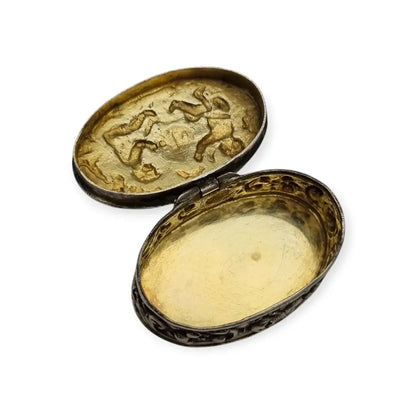 Caja alemana en plata 800 con querubines y escena repujada circa siglo XX.