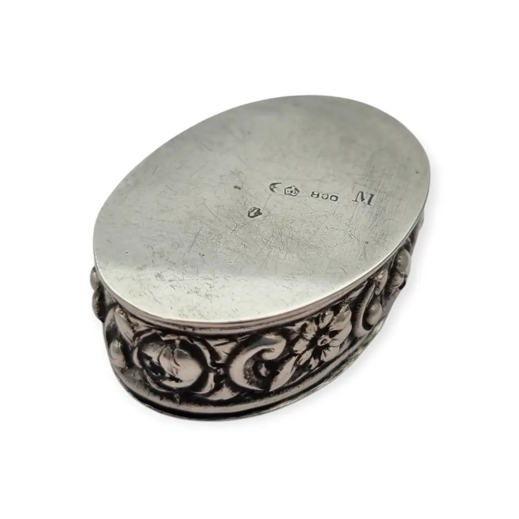 Caja alemana en plata 800 con querubines y escena repujada circa siglo XX.