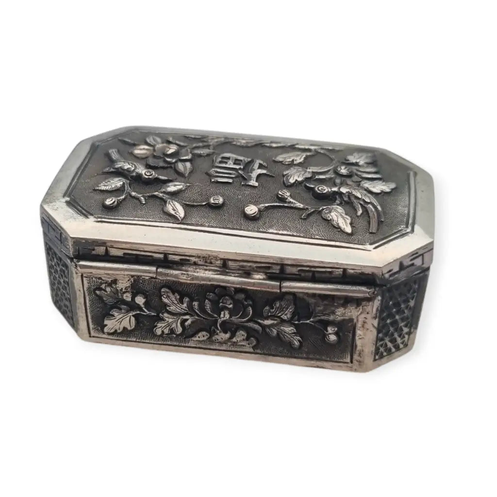 Caja antigua china en plata grabada estilo exportación Qing con sello oriental.