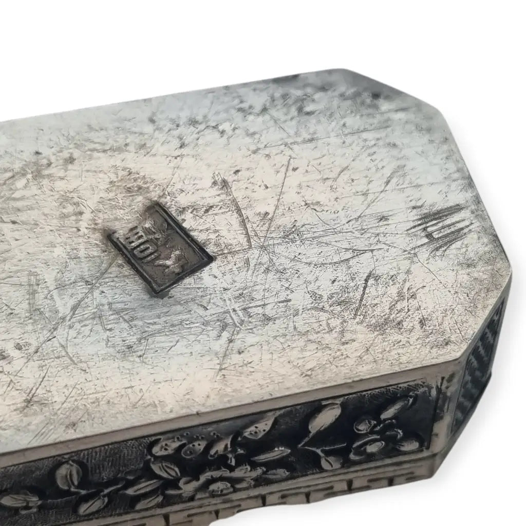 Caja antigua china en plata grabada estilo exportación Qing con sello oriental.