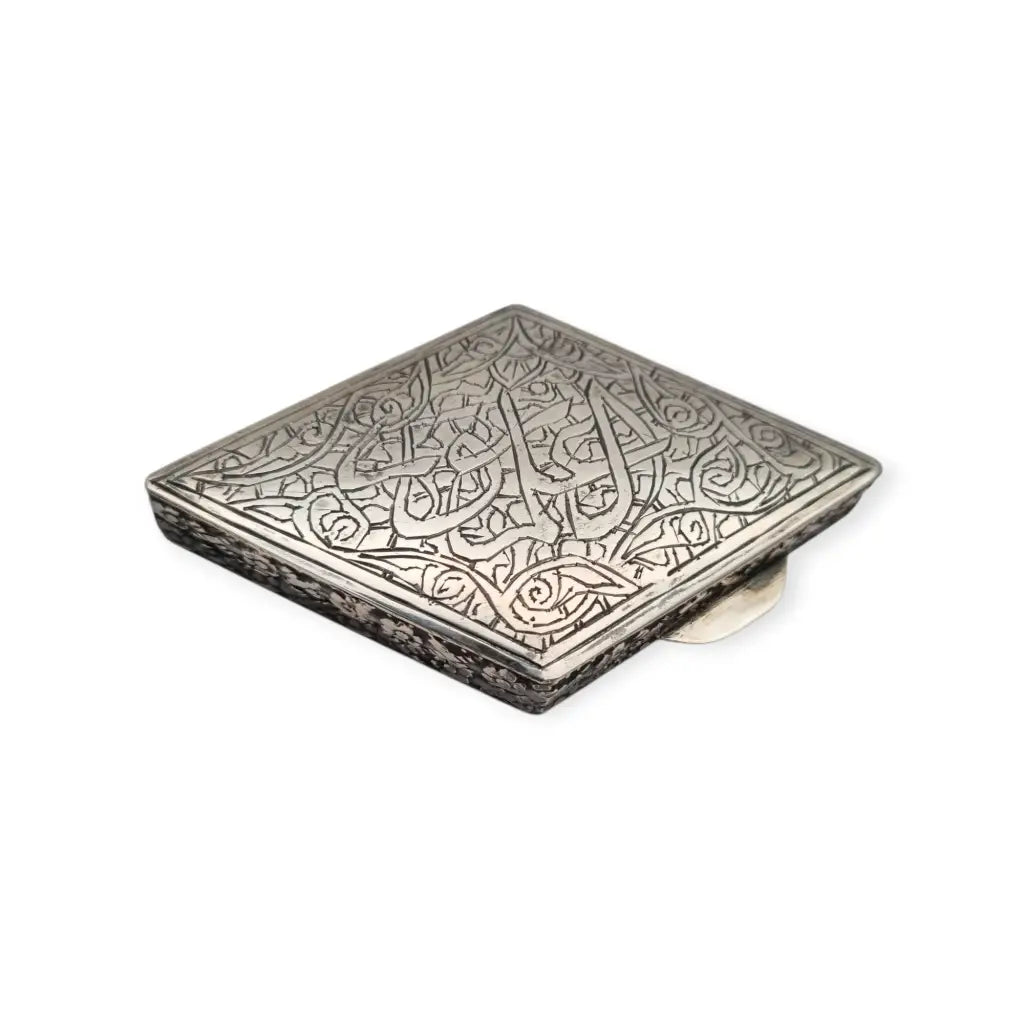 Caja antiguo oriental en plata repujada con caligrafía y flores grabadas siglo