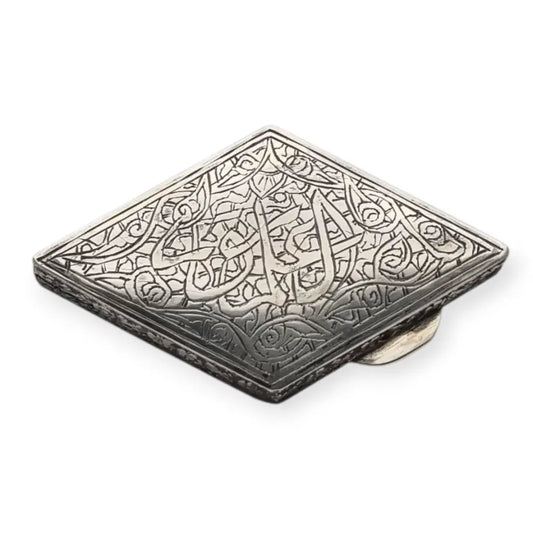 Caja antiguo oriental en plata repujada con caligrafía y flores grabadas siglo