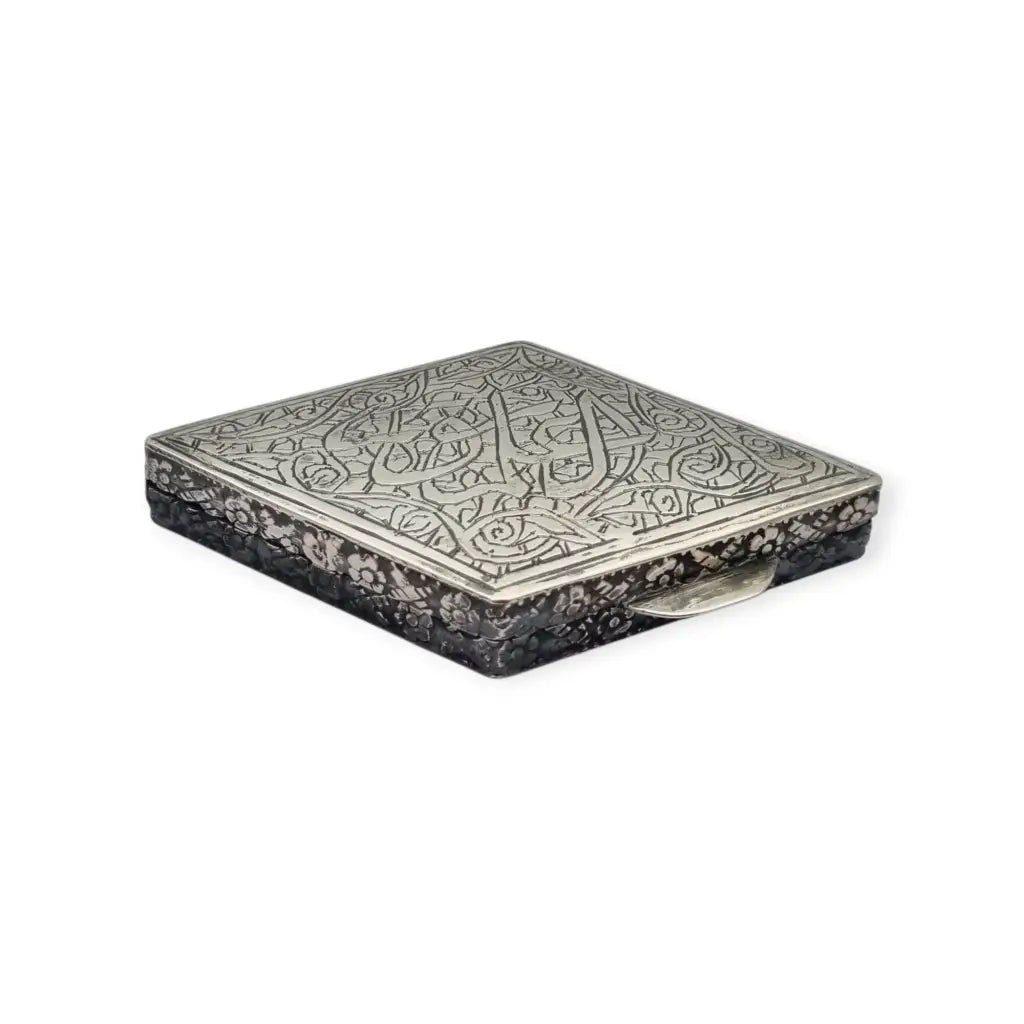 Caja antiguo oriental en plata repujada con caligrafía y flores grabadas siglo