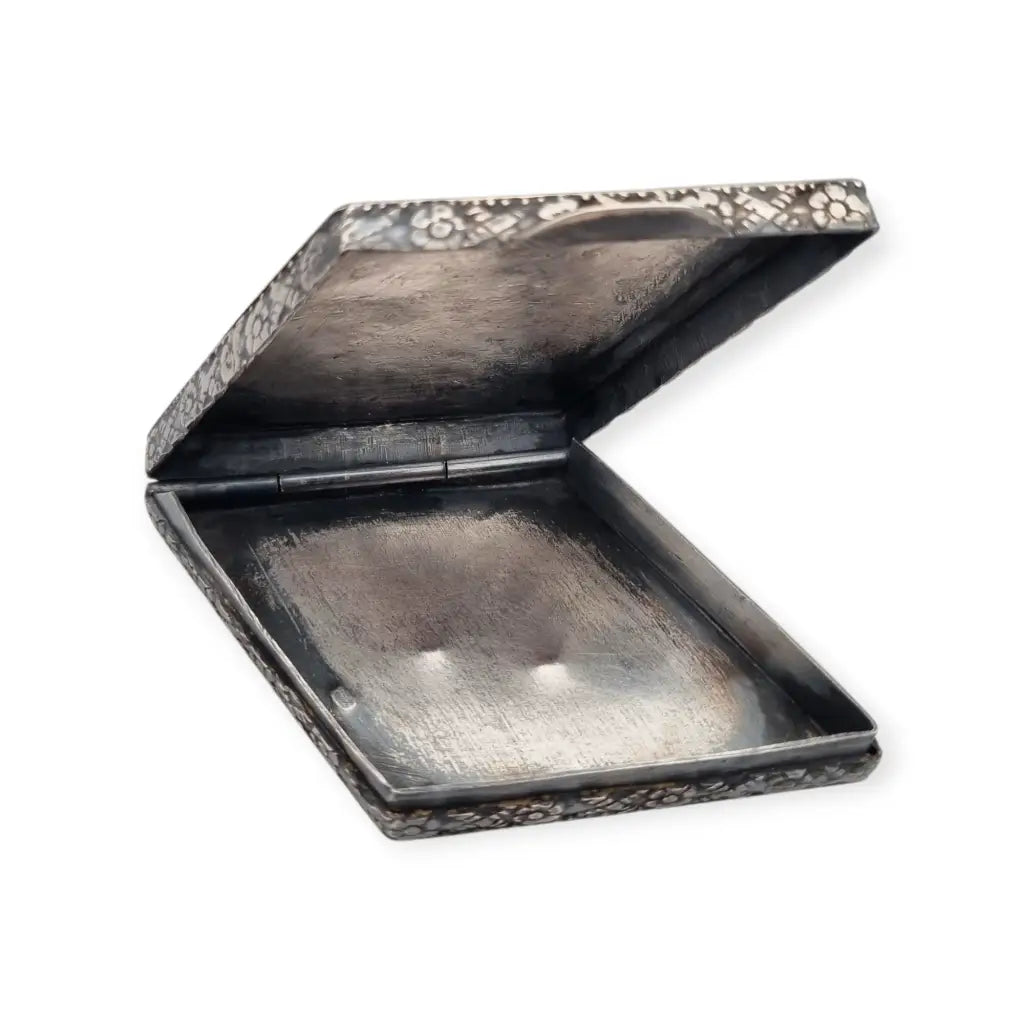 Caja antiguo oriental en plata repujada con caligrafía y flores grabadas siglo