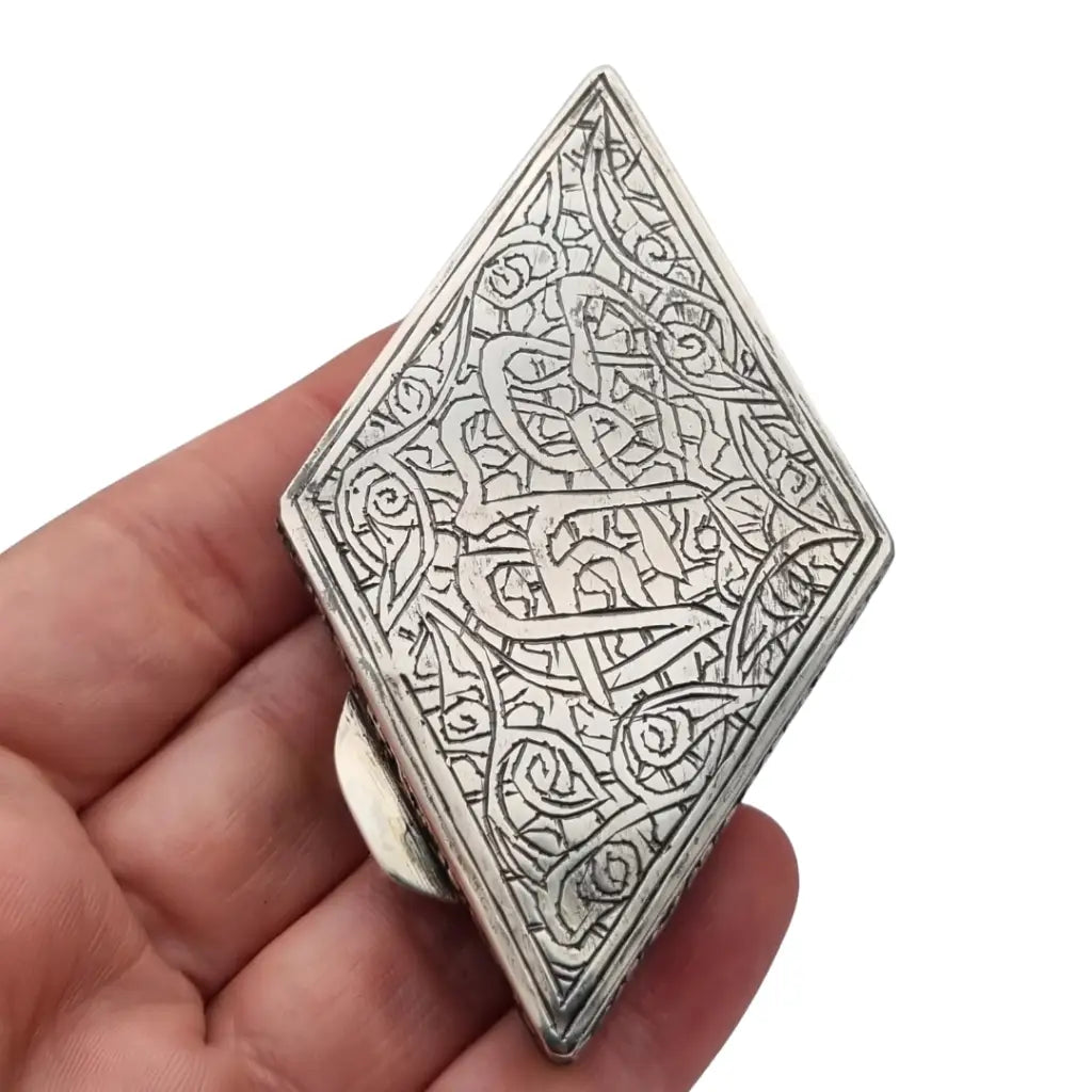 Caja antiguo oriental en plata repujada con caligrafía y flores grabadas siglo