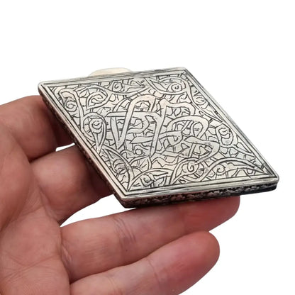 Caja antiguo oriental en plata repujada con caligrafía y flores grabadas siglo