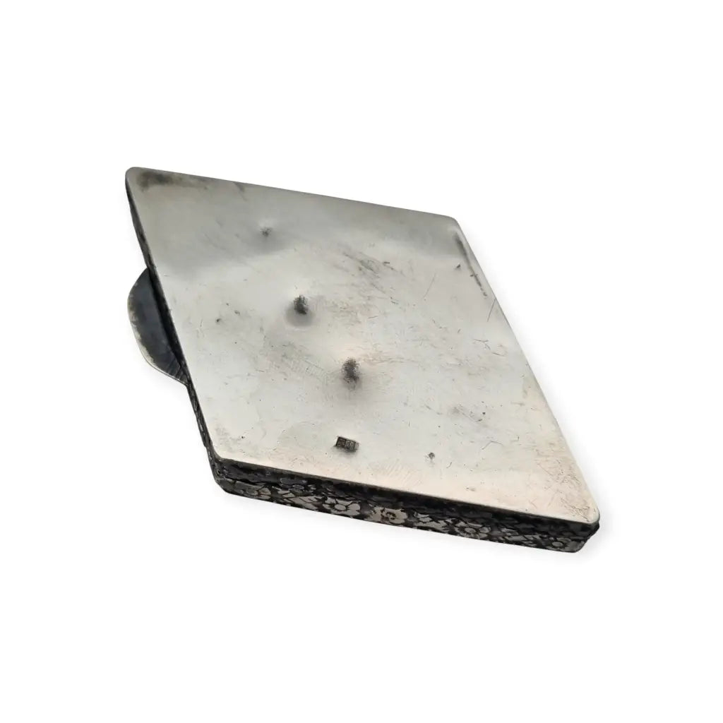 Caja antiguo oriental en plata repujada con caligrafía y flores grabadas siglo