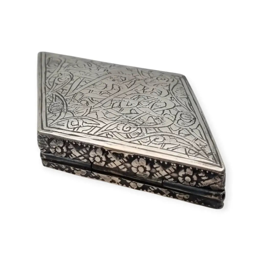 Caja antiguo oriental en plata repujada con caligrafía y flores grabadas siglo