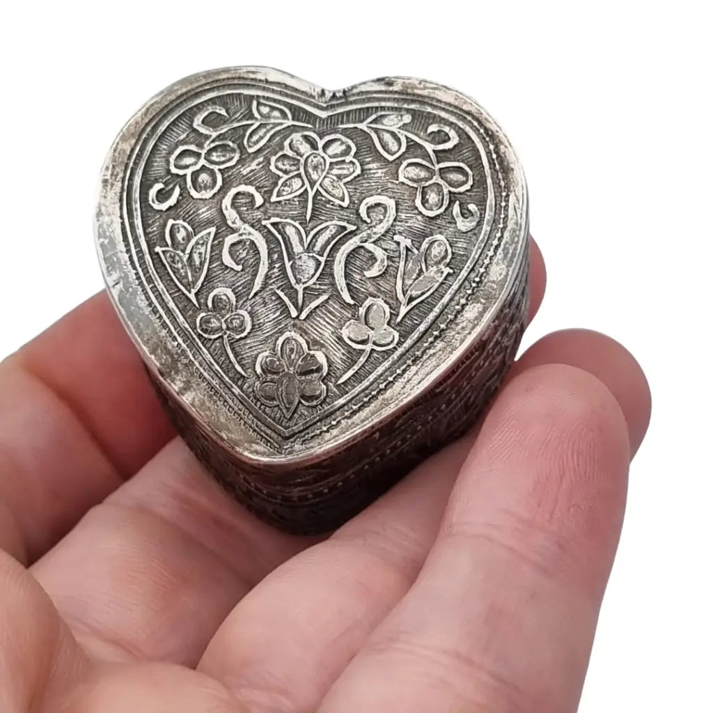Caja corazón en plata 925 repujada motivos florales orientales siglo XX