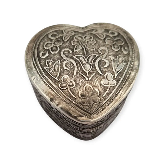 Caja corazón en plata 925 repujada motivos florales orientales siglo XX