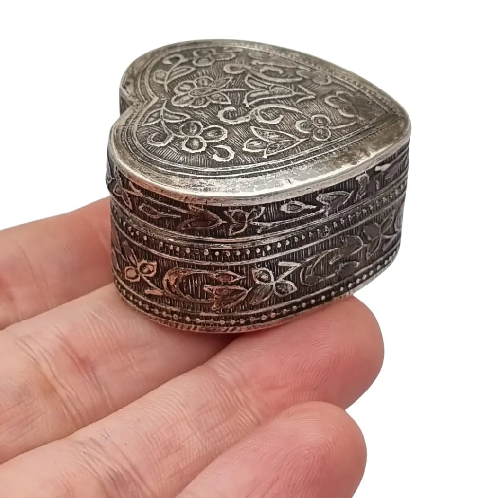 Caja corazón en plata 925 repujada motivos florales orientales siglo XX