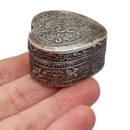 Caja corazón en plata 925 repujada motivos florales orientales siglo XX