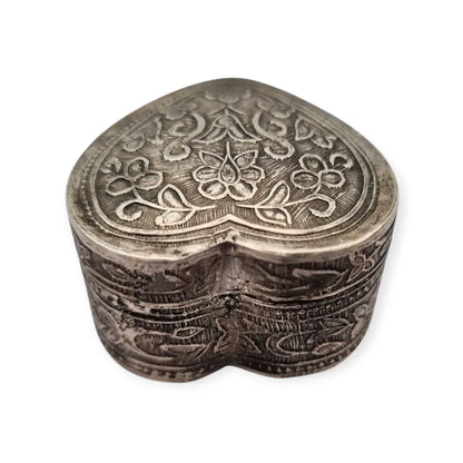 Caja corazón en plata 925 repujada motivos florales orientales siglo XX