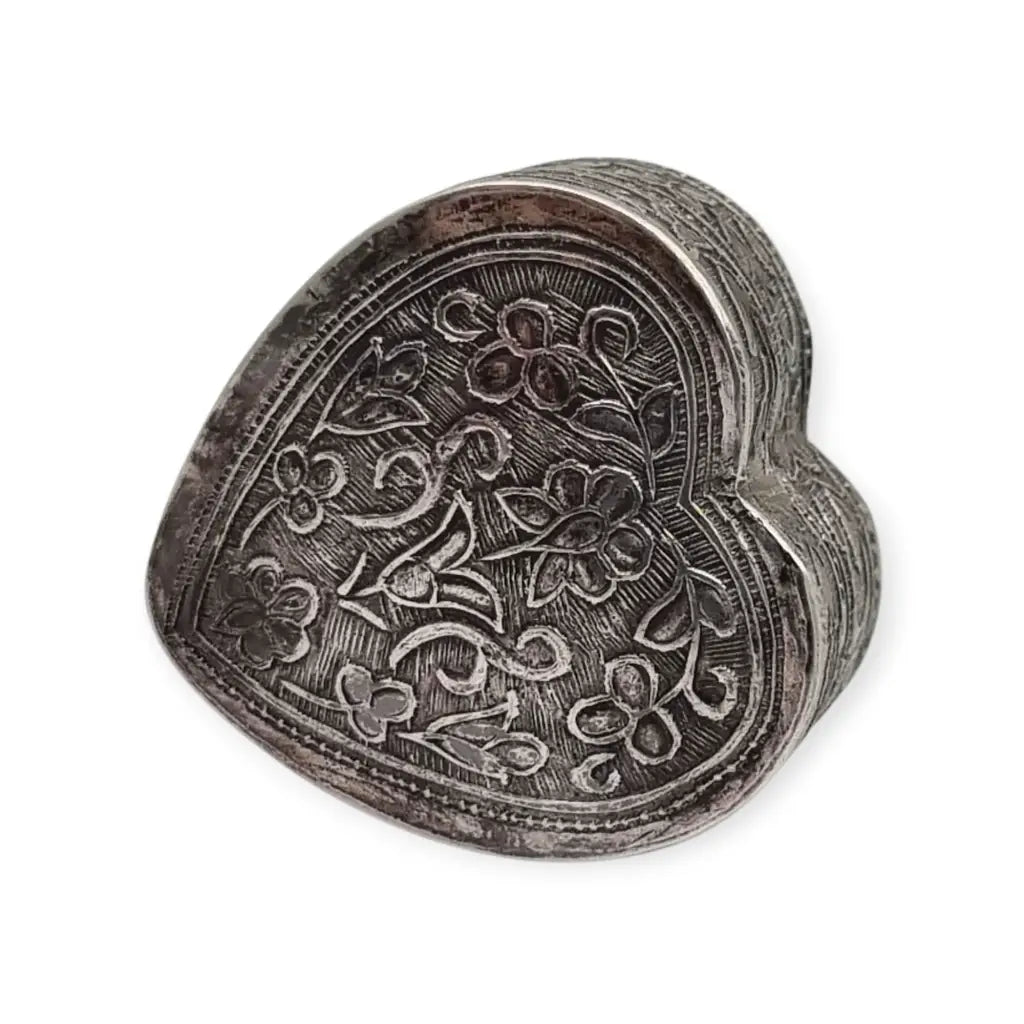 Caja corazón en plata 925 repujada motivos florales orientales siglo XX