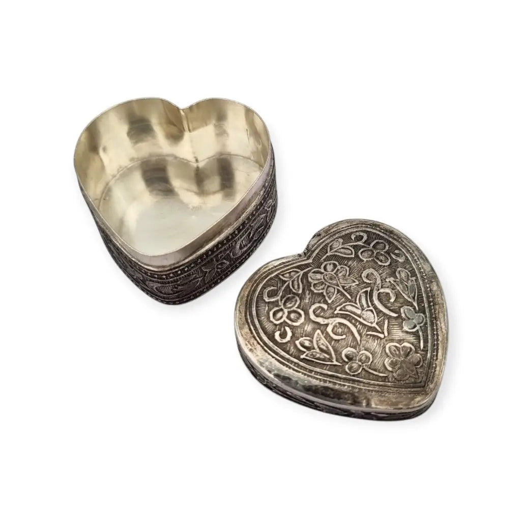 Caja corazón en plata 925 repujada motivos florales orientales siglo XX